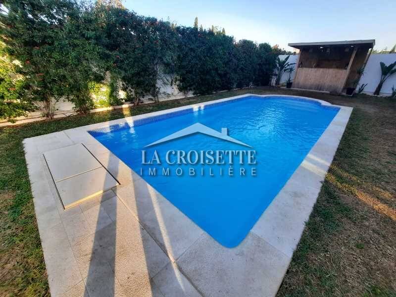 Une villa S+4 meublée avec piscine à La Soukra 